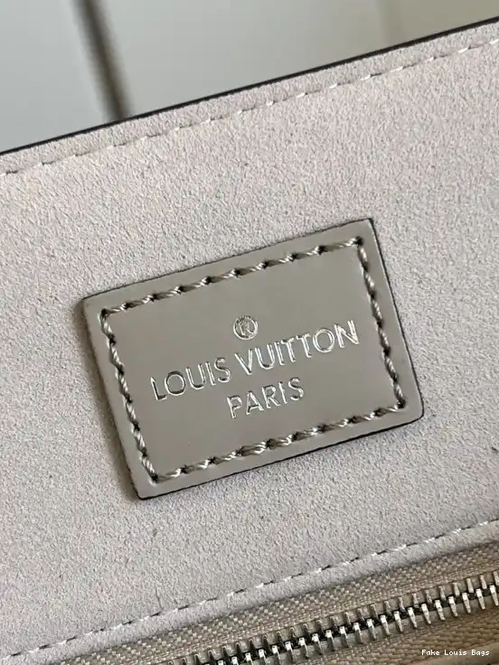 Eliminating the middleman and passing on savings to you. With massive production and tax-free benefits SAC PLAT VUITTON LOUIS PETIT 0329
